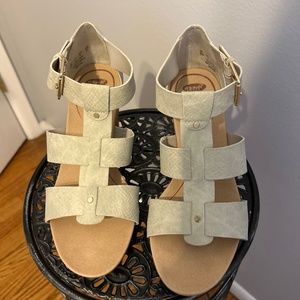 NWOT woman’s size 6 Dr Scholl’s Barton wedges